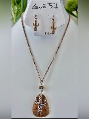Laura Ford Hammered goldtone teardrop
pendant w/silvertone cactus, earrings set